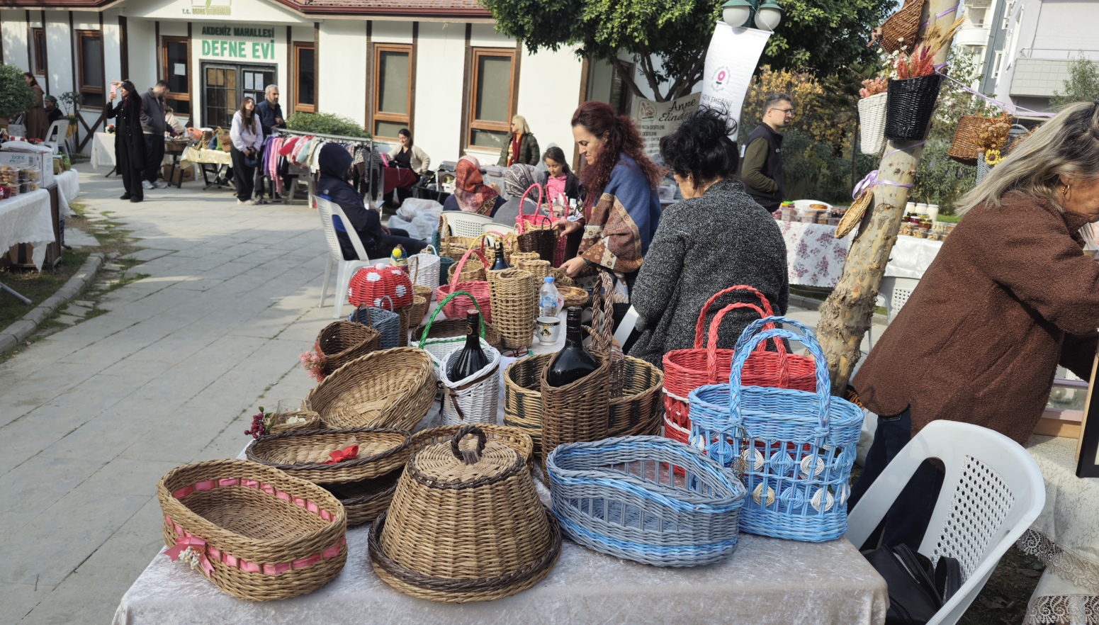 Festivalde ürün satan kadın girişimciler ve stantlar
