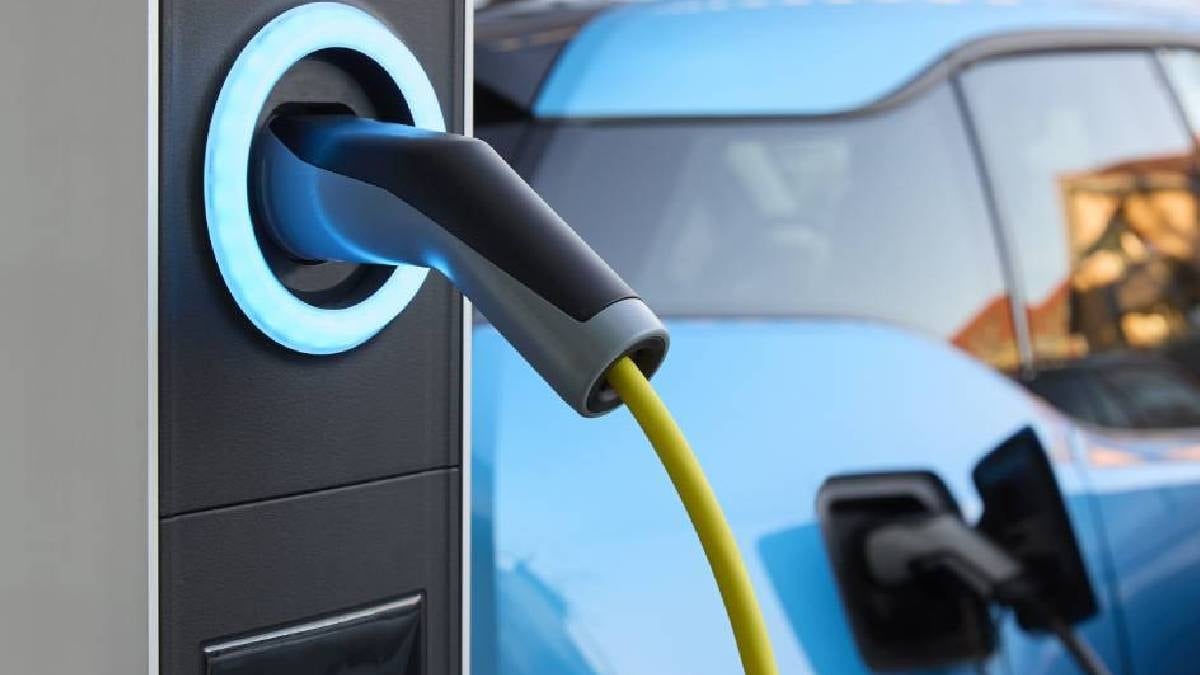 Elektrikli aracın şarj istasyonunda görüntüsü