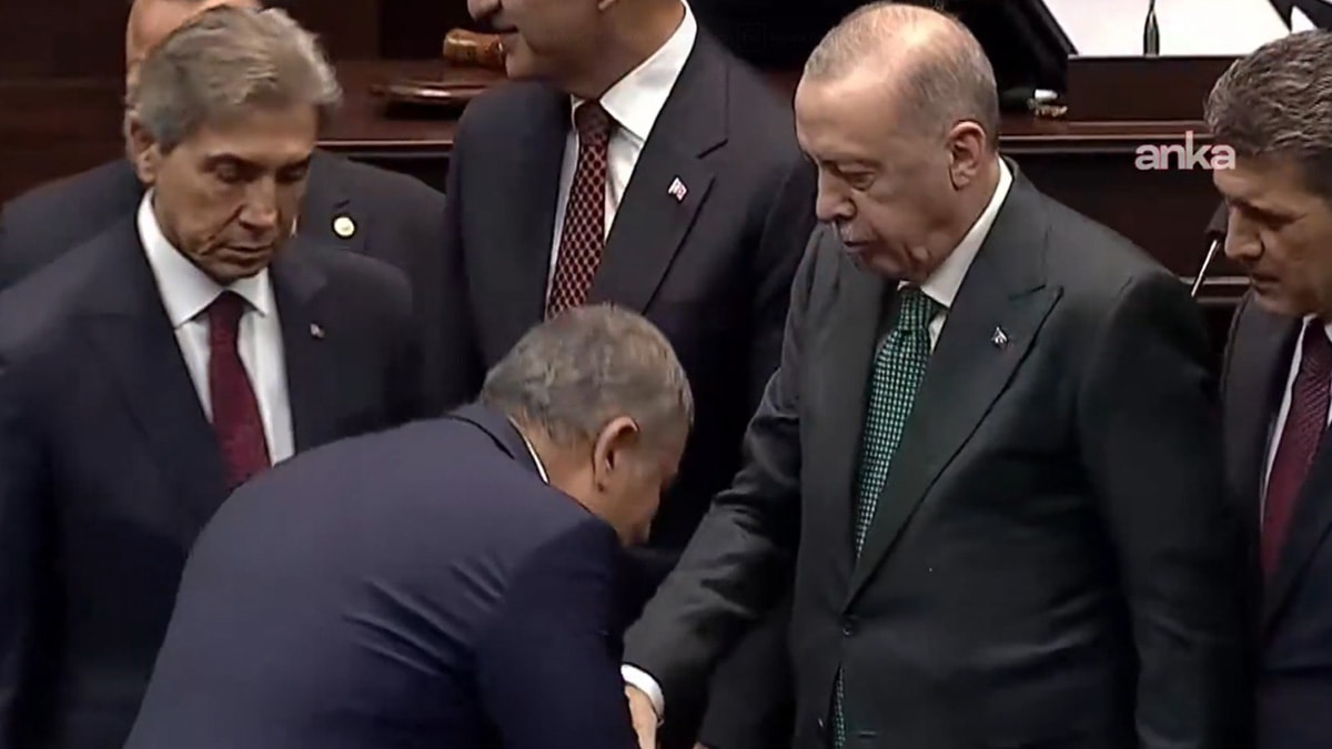 CHP'den AKP'ye geçti: Törende Erdoğan'ın elini öpmeye kalkıştı