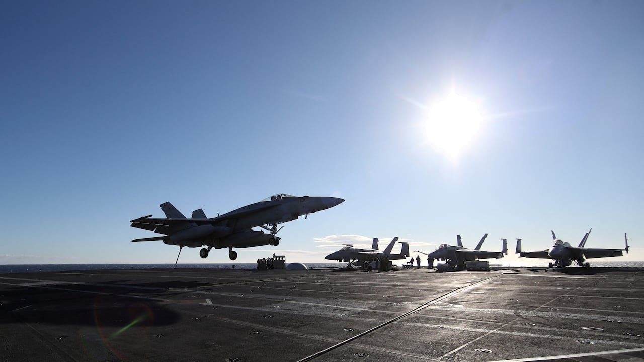 Trump: 'Venezuela hava sahası tamamen kapandı'