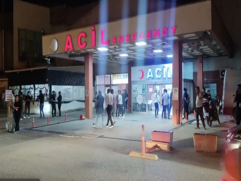 Evinde tartıştığı arkadaşını baltayla öldürdü