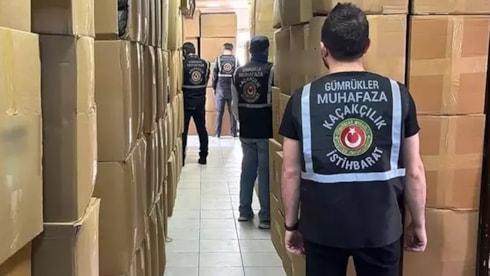 Değerli madenden lüks araca... Gümrükte el konulanlar şaşkına çevirdiYılın ilk 7 ayında yapay zeka, MİLTAR ve akıllı tarama teknolojilerini etkin şekilde kullanan Gümrük Muhafaza ekipleri, yasa dışı ticarete ağır bir darbe vurdu. Ocak-temmuz dönemindeki operasyonlarda; değerli madenlerden lüks araçl