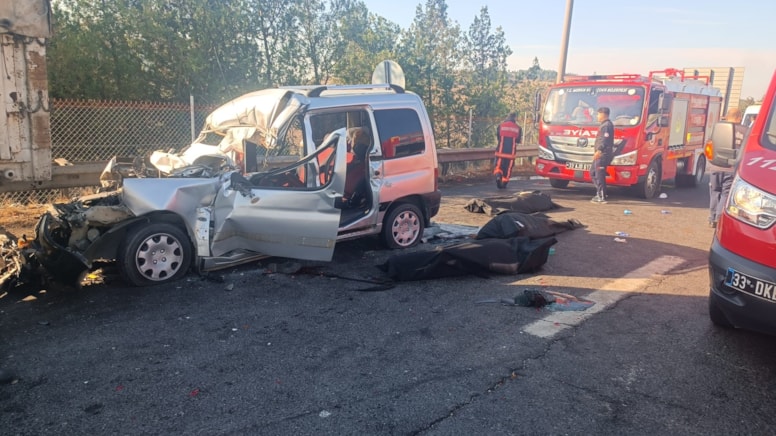 Hafif ticari araç, otoyolda kamyona çarptı; 3 kişi öldü