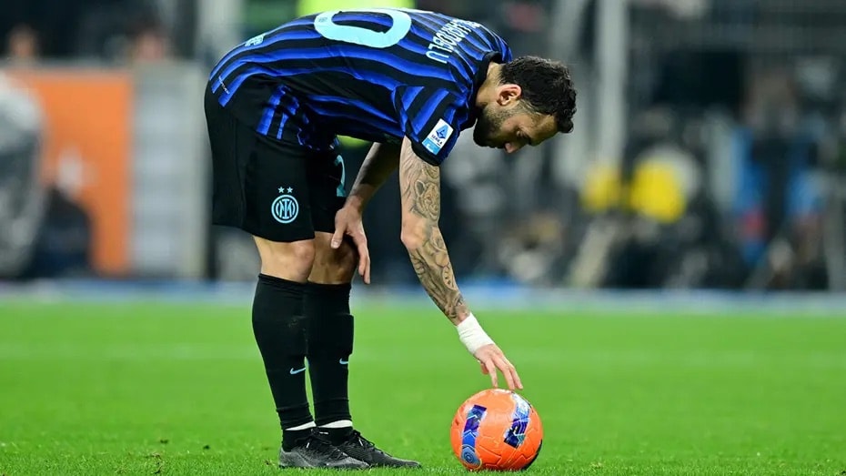 Hakan Çalhanoğlu penaltıyı kaçırdı, takımını yaktı!