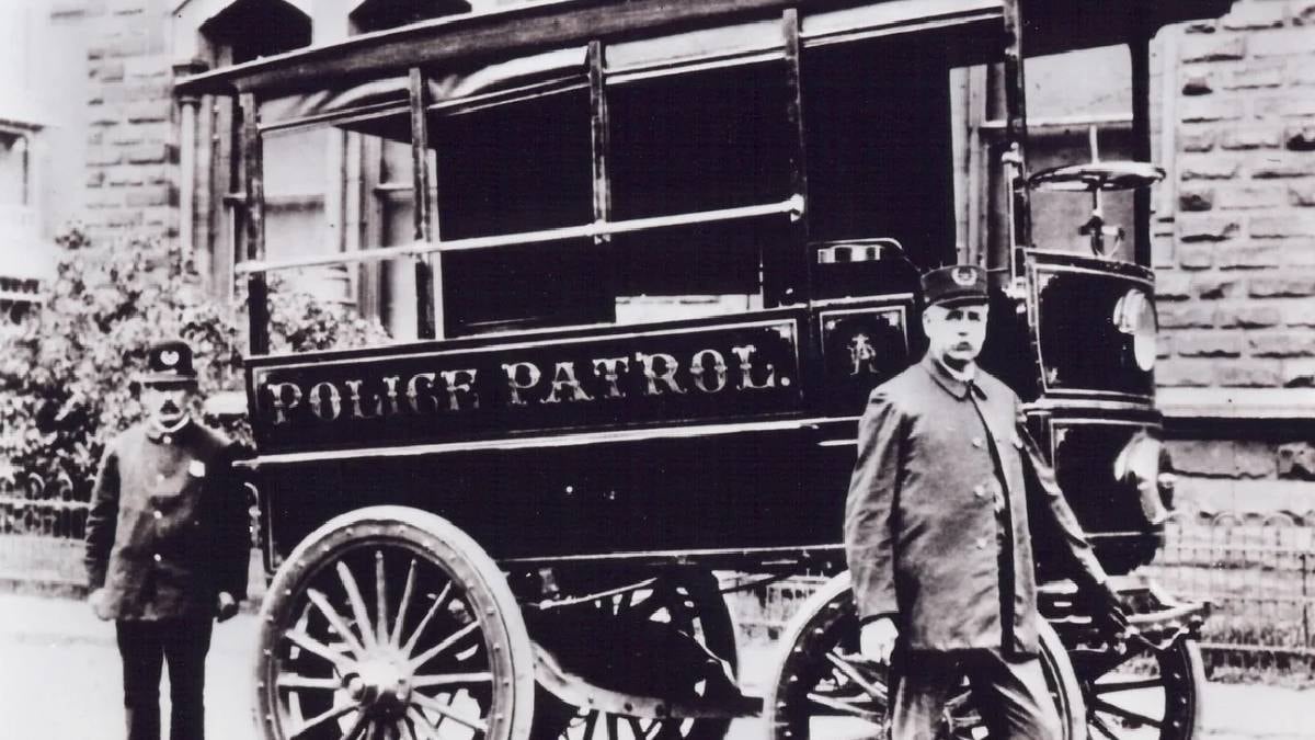 Tarihi elektrikli polis aracı