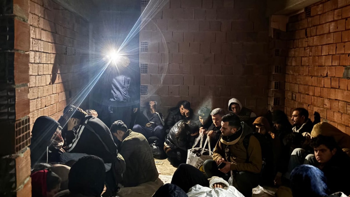 Bodrum’da kaçmayı bekleyen 24 göçmen inşaatta yakalandı