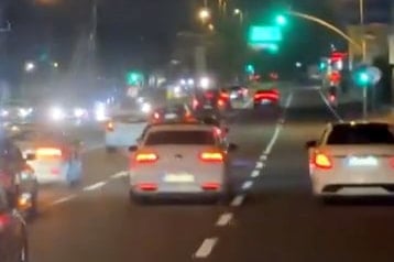 Düğün konvoyundaki araçlar trafiği kesti