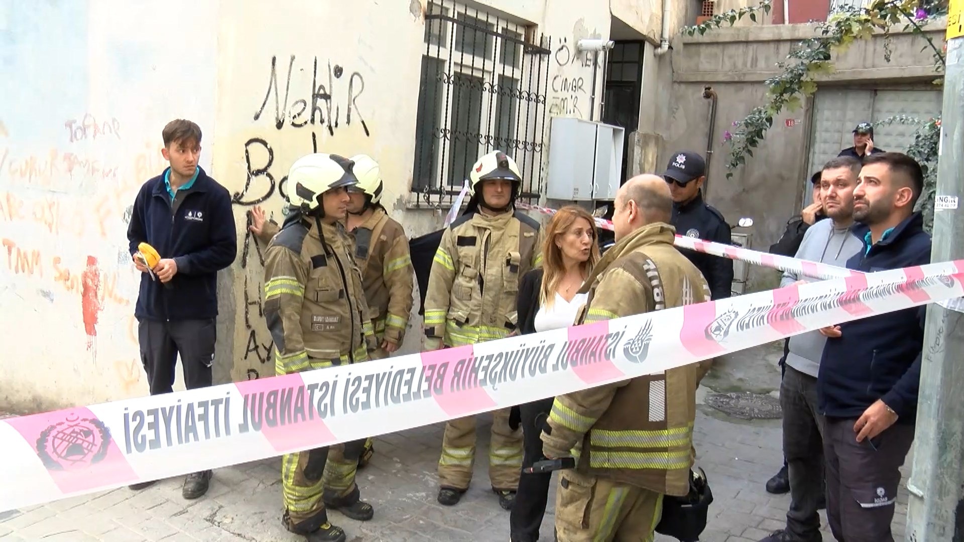 Beyoğlu’nda metruk bina çöktü