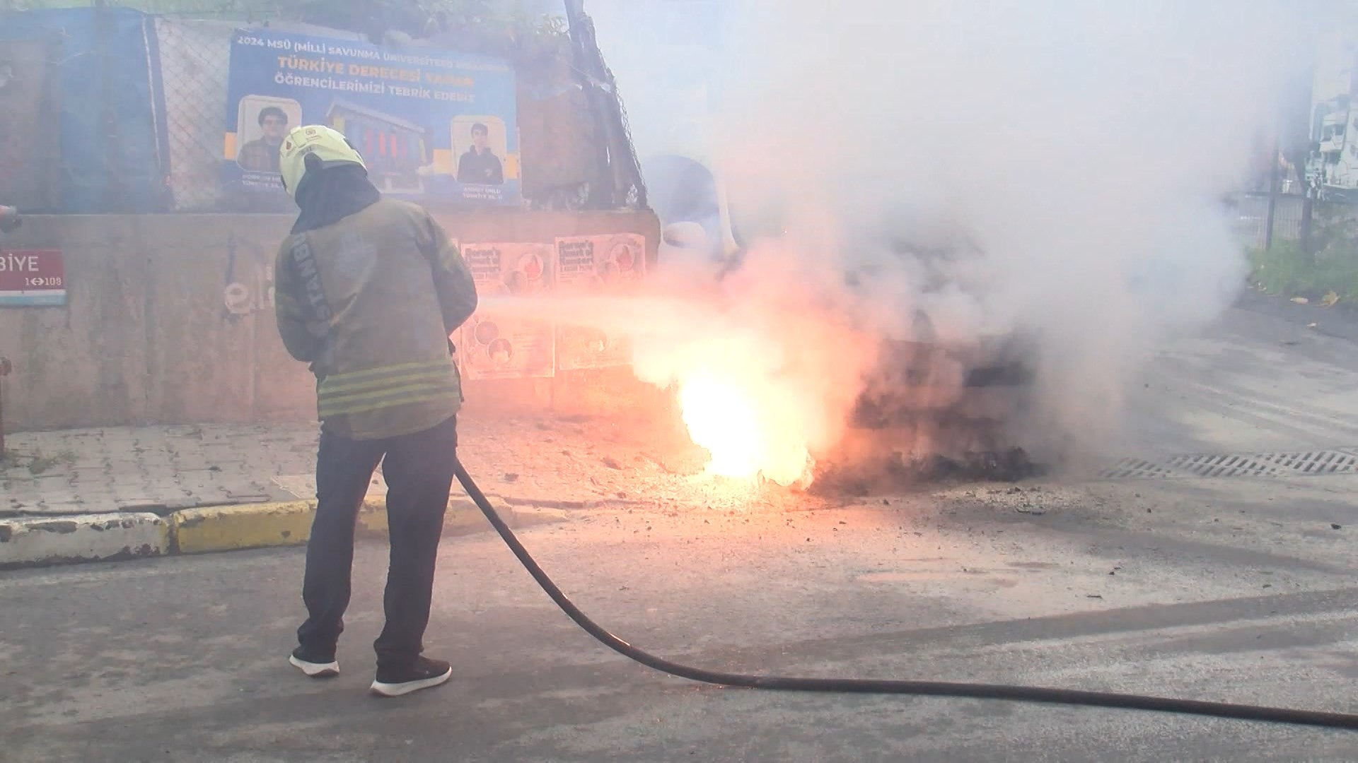 Küçükçekmece'de yerin altından çıkan kıvılcımlar otomobili yaktı