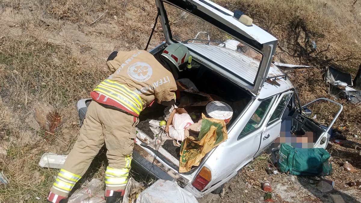 Manisa'da devrilen otomobildeki karı koca öldü