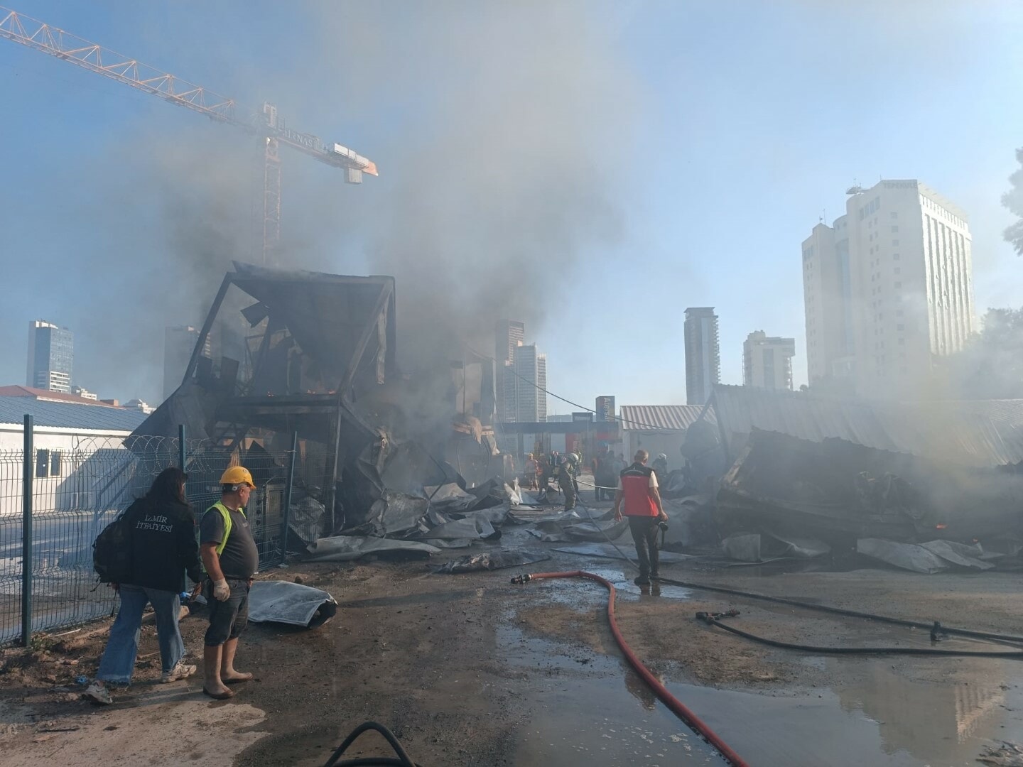 İzmir'de inşaat şantiyesinde yangın! Alevler otomobillere sıçradı