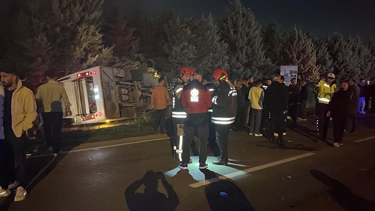 Midibüs otomobil ile çarpıştı! 8 kişi yaralandı