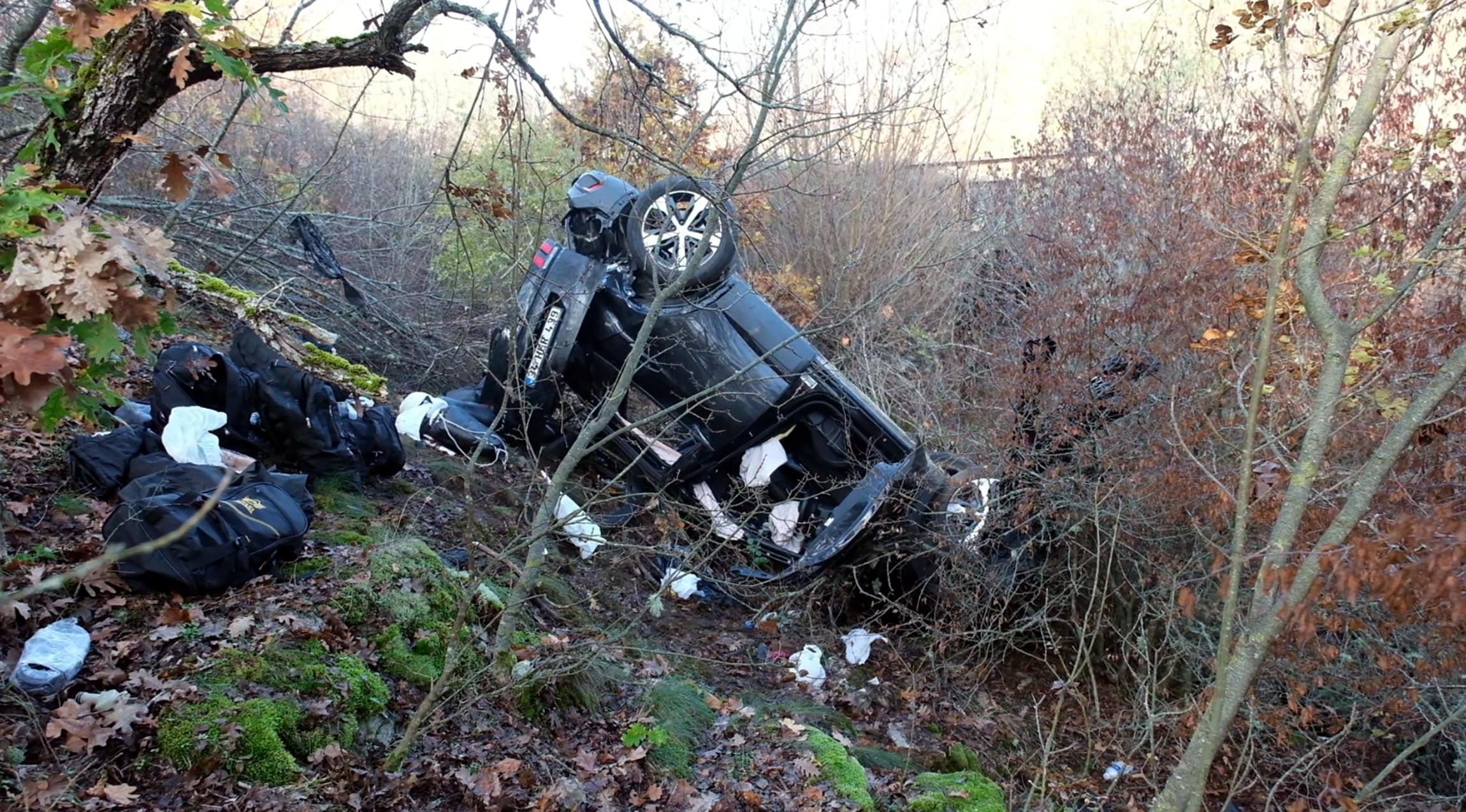 Kaçak göçmenleri taşıyan otomobil devrildi: 8 yaralı