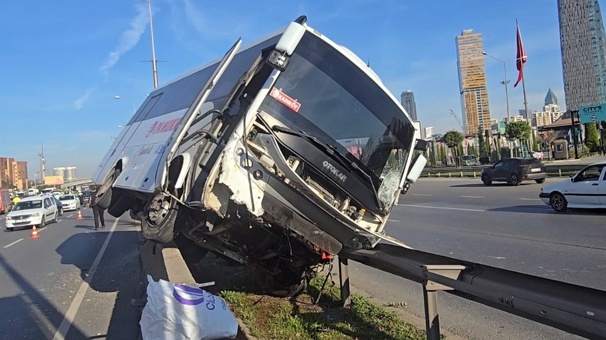 Kadıköy'de kaza: Servis minibüsü yan yattı