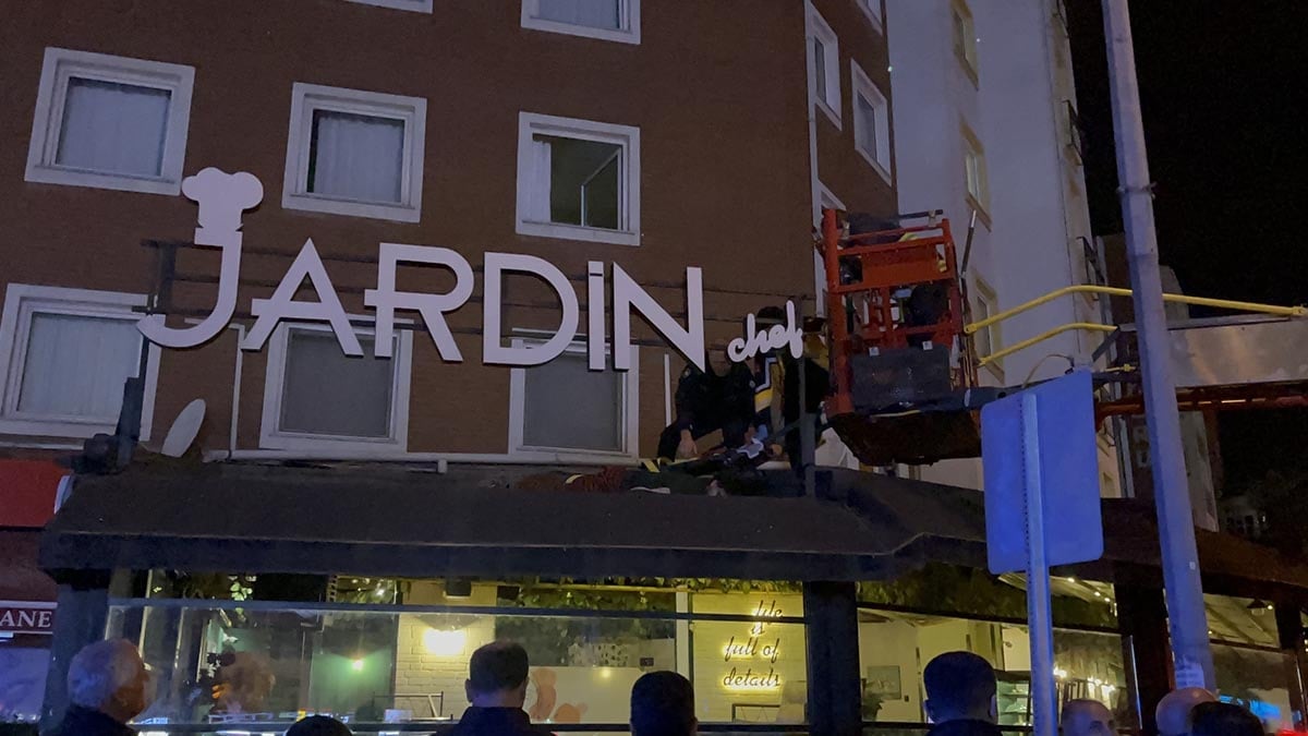 23 yaşındaki Alican 2.kattan kafenin tentesine düştü