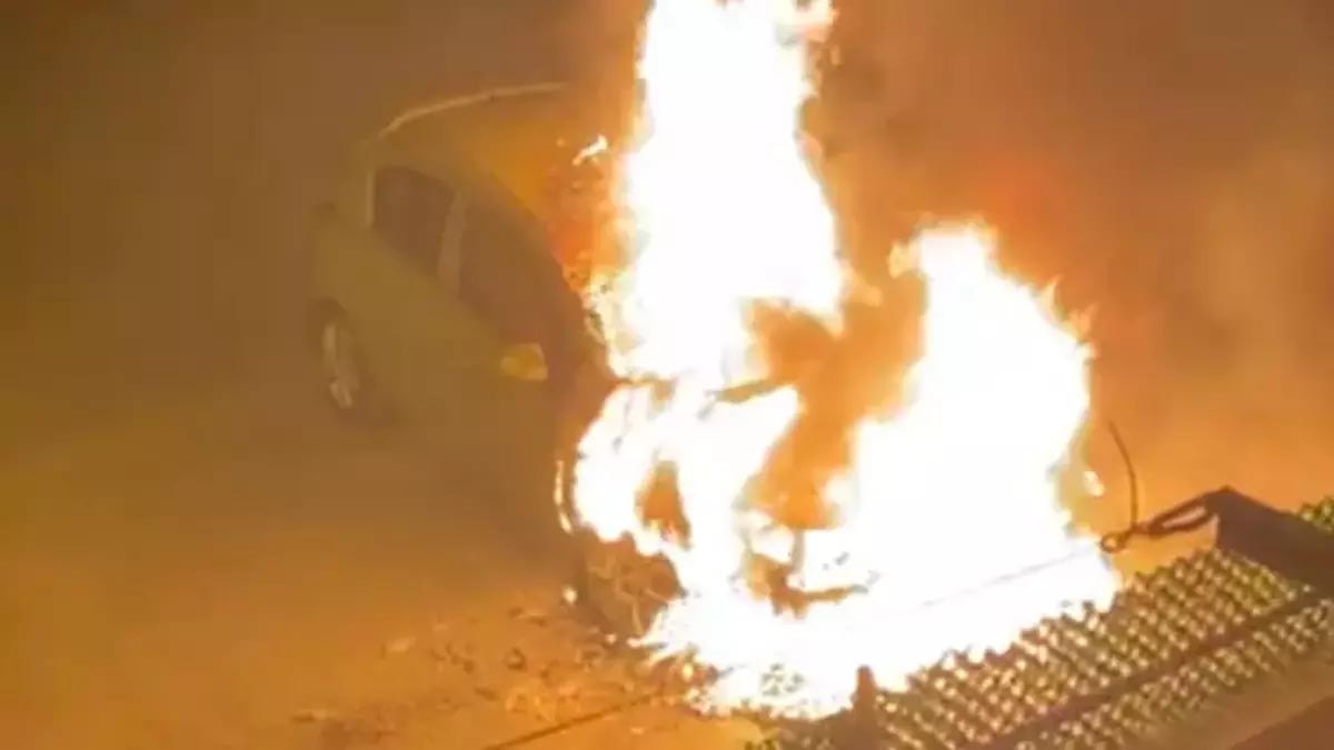 Karabük'te park halindeki otomobil alev alev yandı