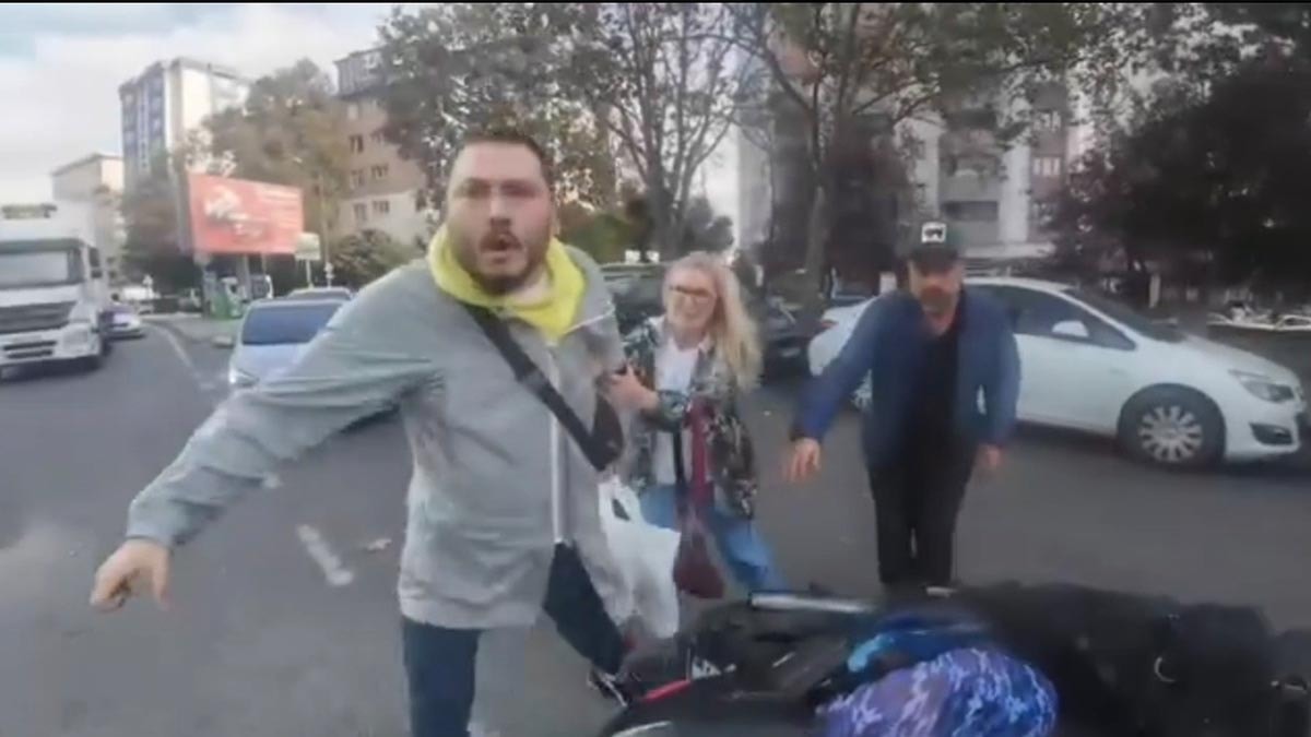 İstanbul'da motosikletli kişiye tekme tokat saldırı