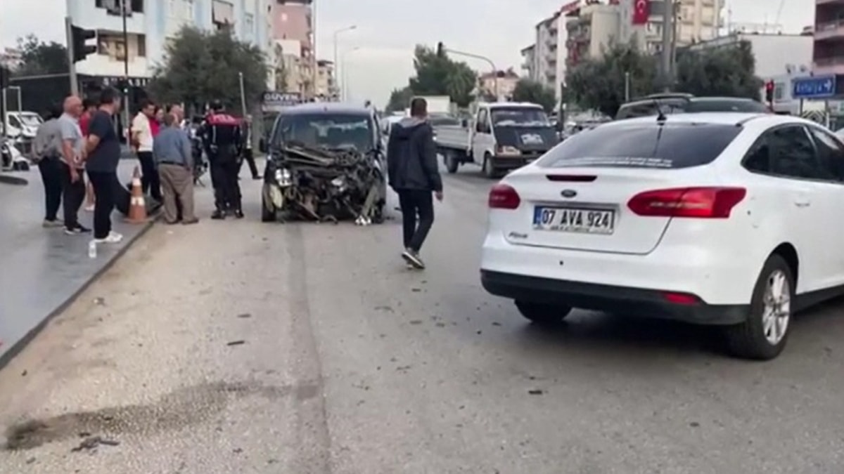 Serik’te trafik azası: Ehliyetsiz sürücü yaralandı