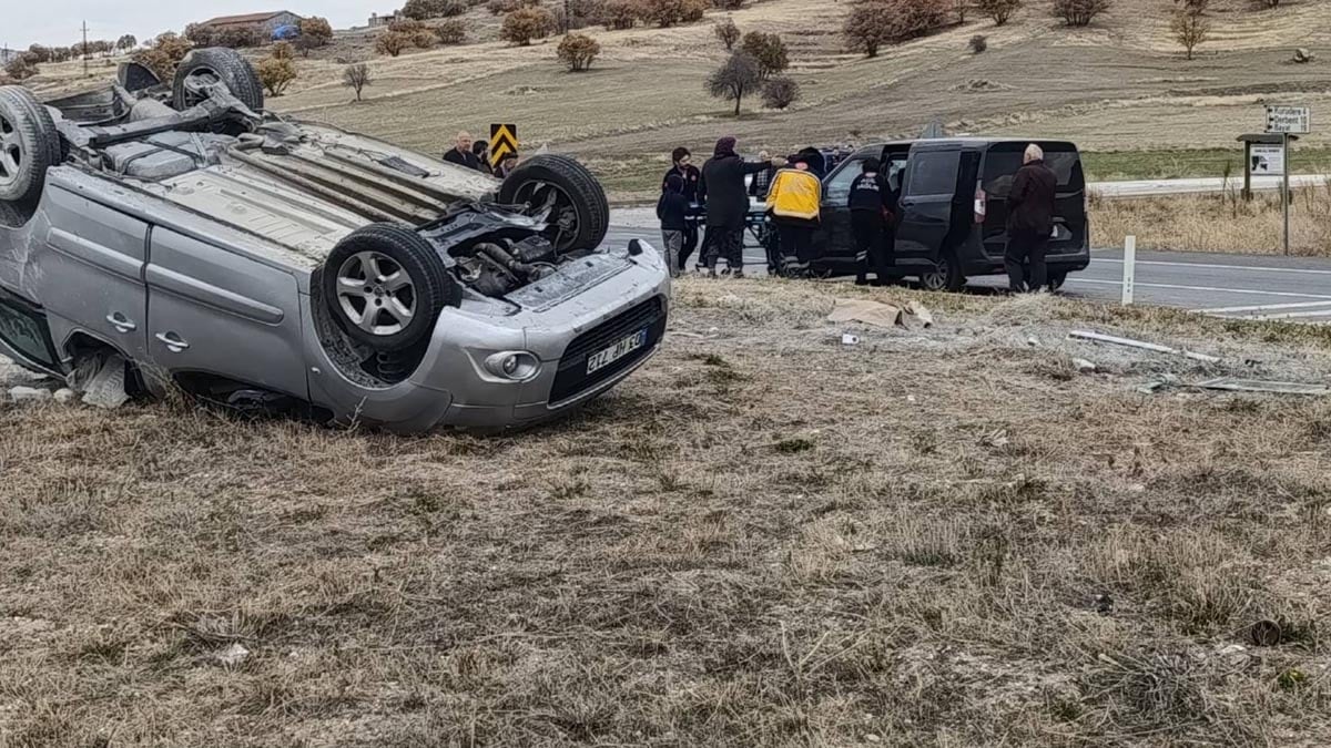 Afyonkarahisar'da iki araç çarpıştı: 7 kişi yaralandı