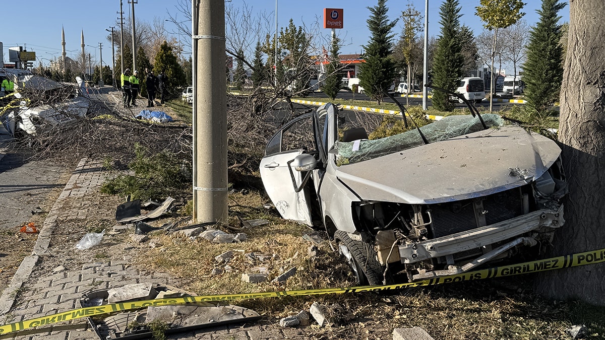 Ağaca çarpan araç ikiye bölündü: 2 çocuk öldü, 1 çocuk ağır yaralı