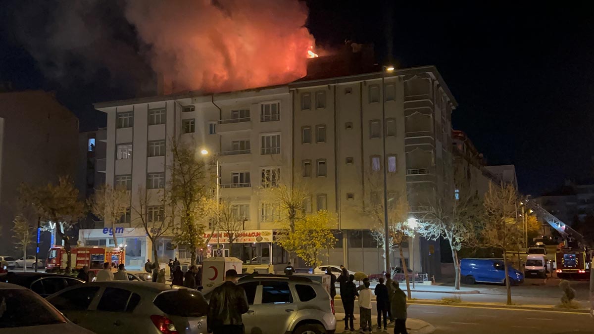 Nevşehir’de 4 katlı binanın çatısında yangın