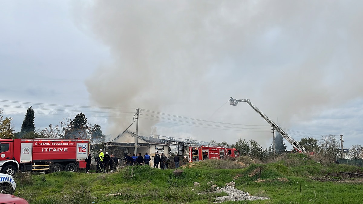 Kocaeli'de üretim tesisinde yangın