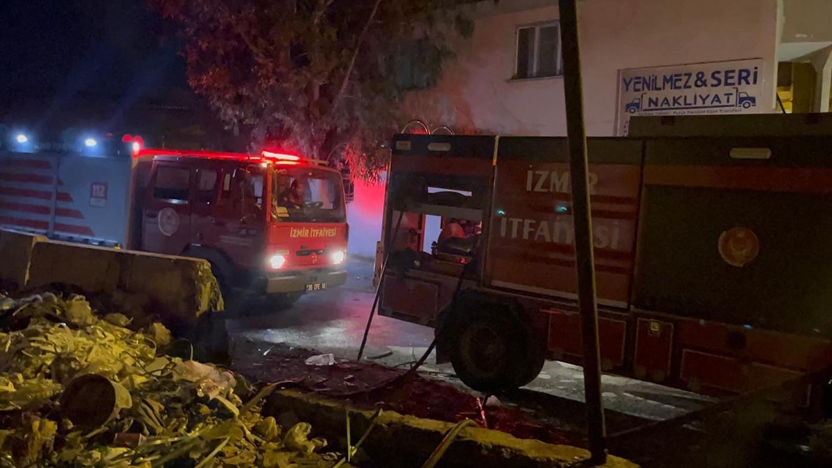 Atık yığınları aniden alev aldı! Kamyonet kullanılmaz hale geldi