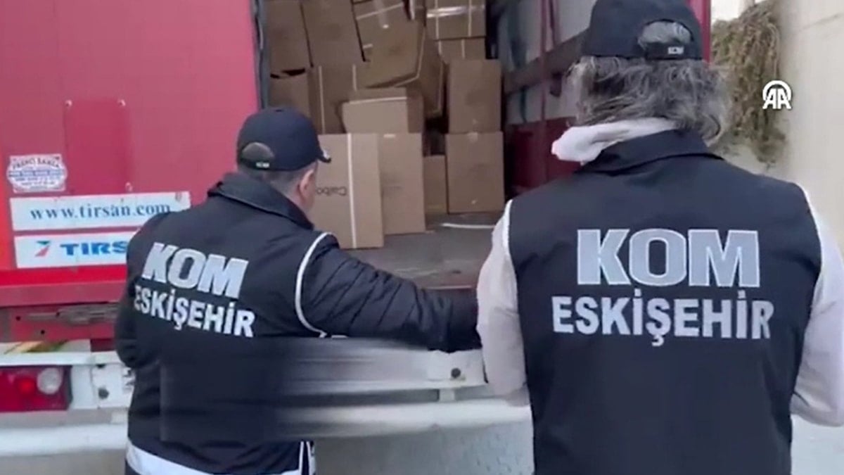 Eskişehir'de TIR'da 6,9 milyon makaron ve 960 kilo kaçak tütün ele geçirildi