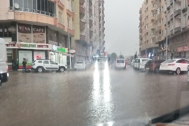 Mardin'i sağanak vurdu; dereler taştı, yollar göle döndü