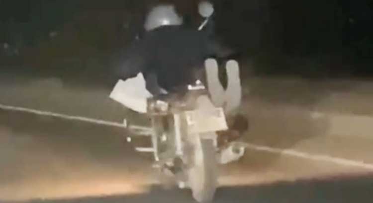 Yüzüstü yatarak motosiklet kullandı, cezadan kaçamadı