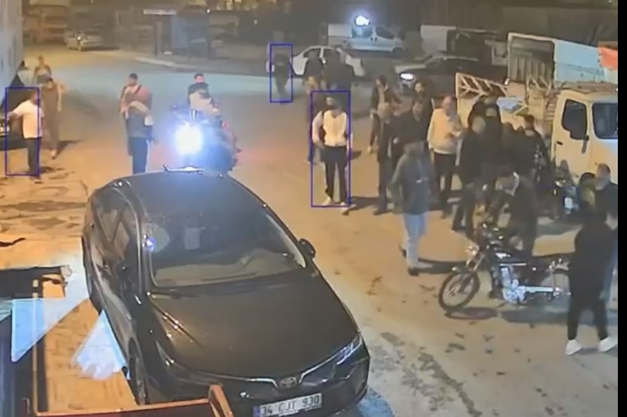 Motosikletten düştüler yaya halde kaçtılar