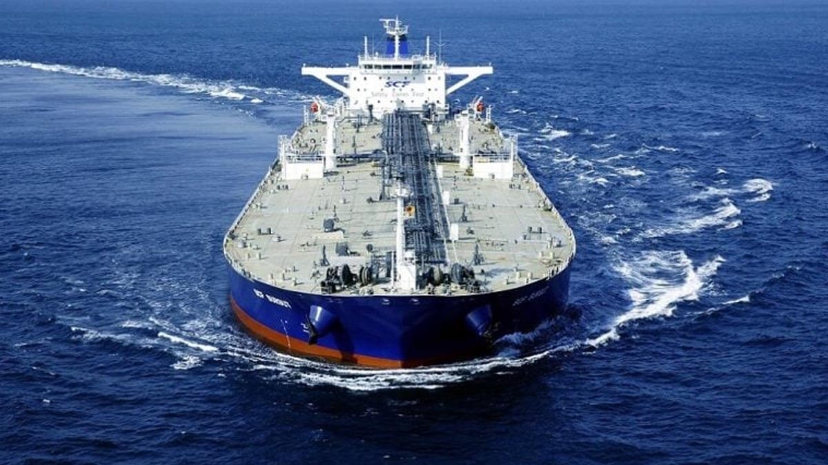 Rusya'ya ham petrol taşıyan gemide yangın