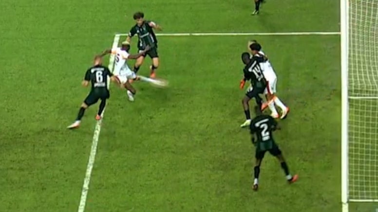 VAR devreye girdi Galatasaray'ın golü iptal edildi