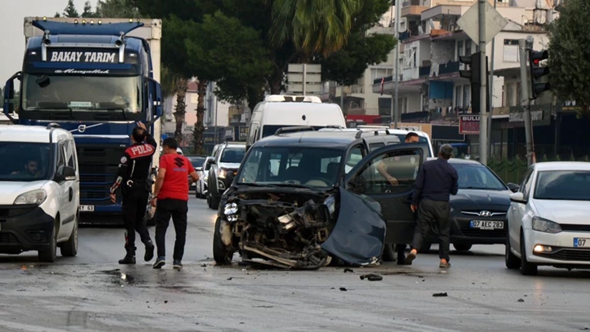 Antalya’nın Serik ilçesinde kavşakta kaza