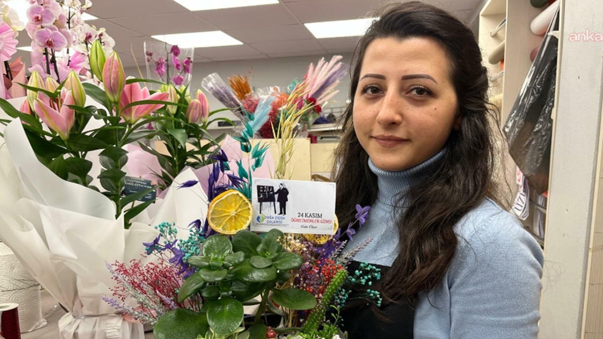 24 Kasım'ın fotoğrafı: Atanamayan öğretmen meslektaşlarına çiçek buketi hazırlıyor!
