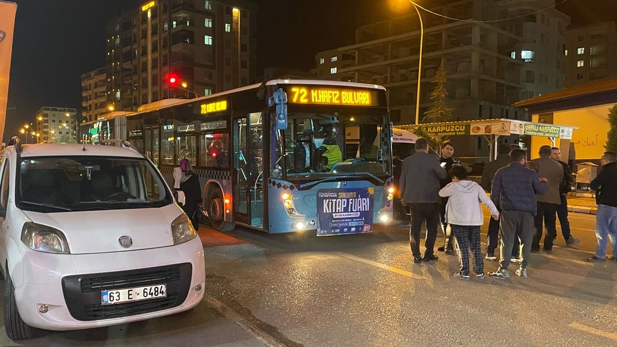 Sokak ortasında çatışma! Kurşunlar halk otobüsüne isabet etti, yaralananlar var