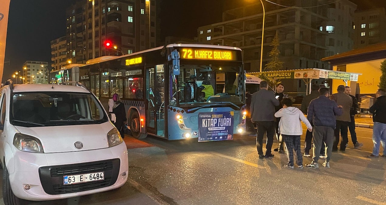 Sokak ortasında çatışma! Kurşunlar halk otobüsüne isabet etti, yaralananlar var