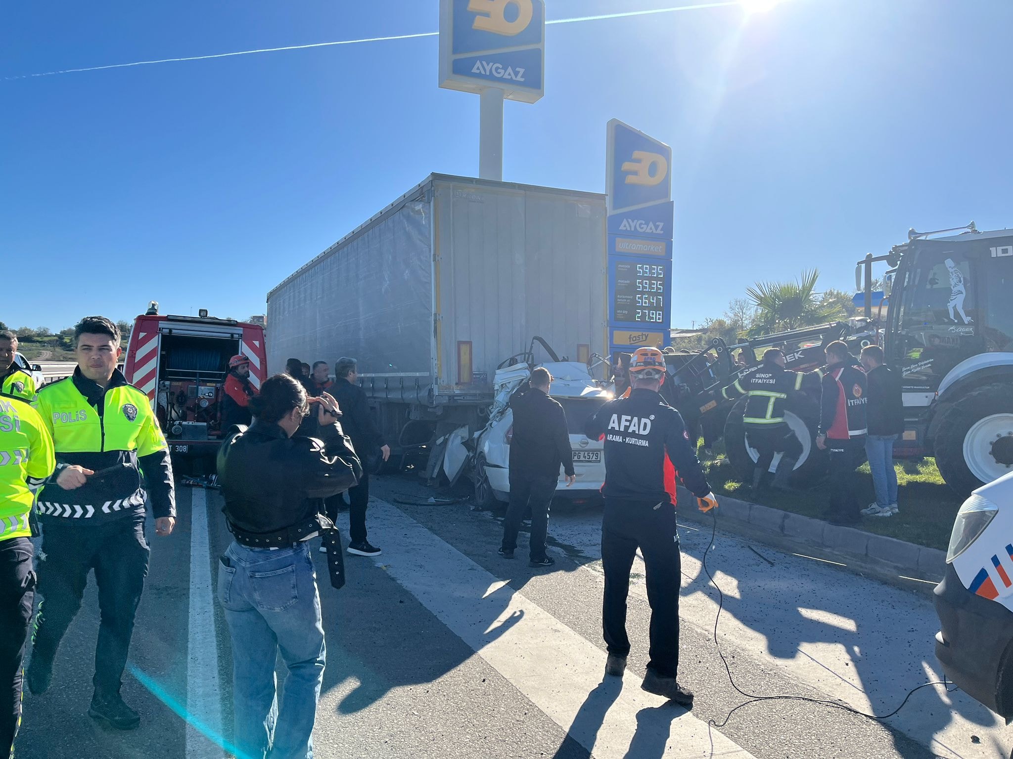 TIR'a arkadan çarpan öğretmen hayatını kaybetti