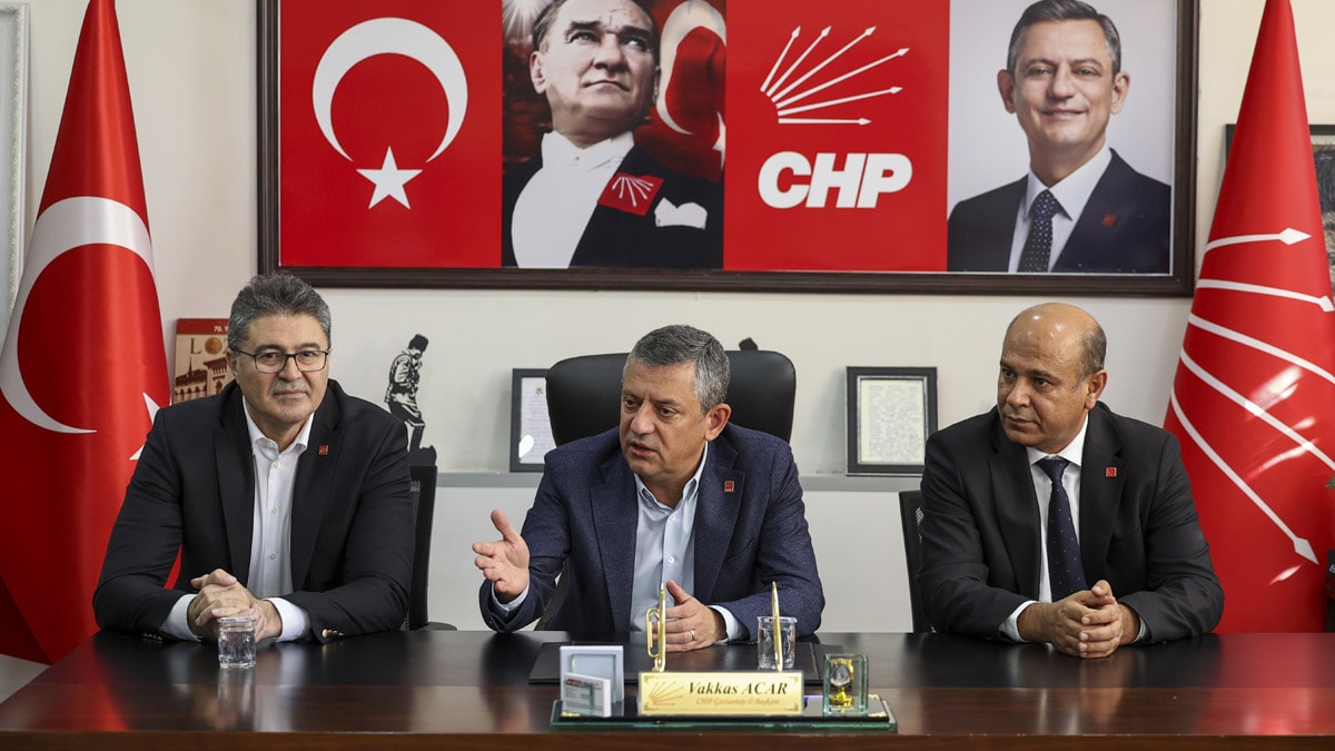 Özel, partisinin Gaziantep İl Başkanlığı'nı ziyaret etti