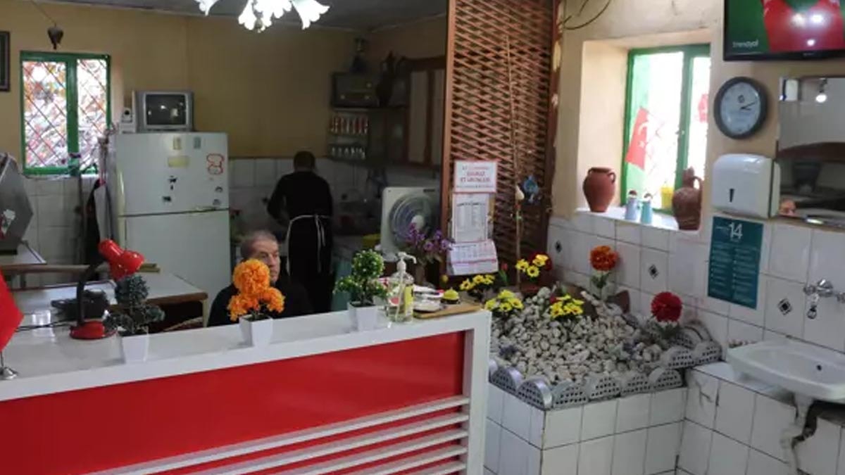 Pideciye türbe muamelesi yaptılar! Dükkanın ortasında isimsiz mezar merak uyandırdı