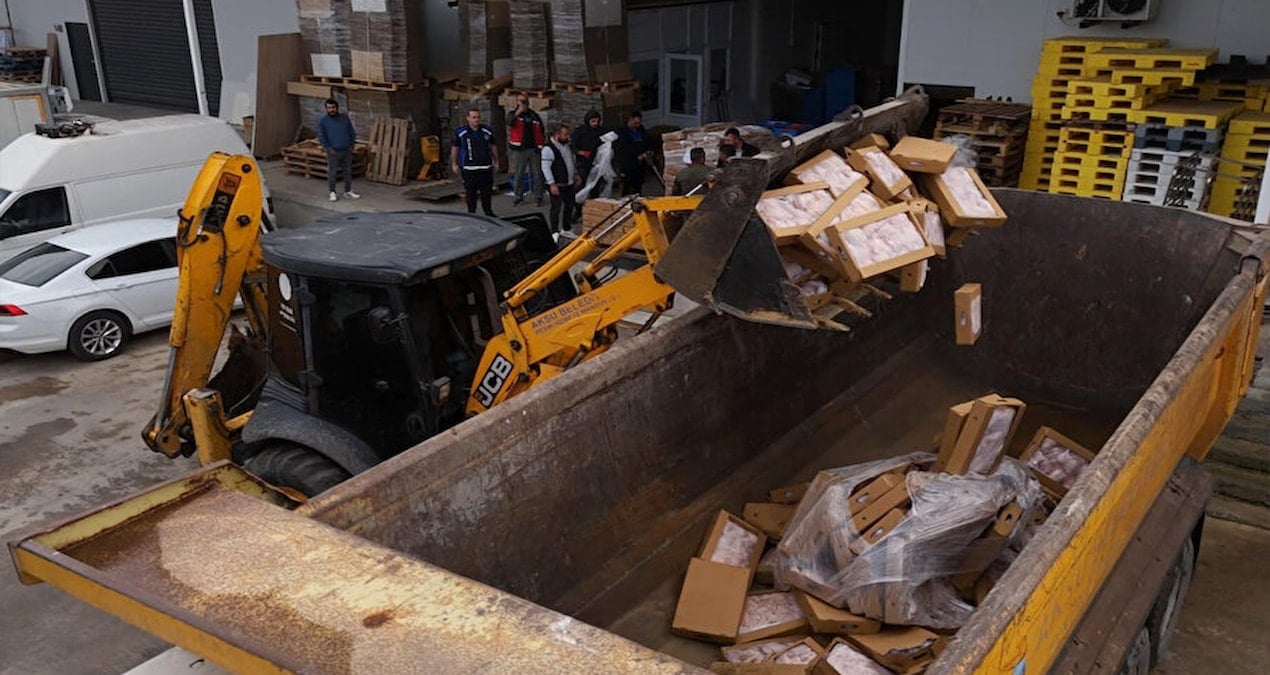 Ciğer, sucuk, döner! 25 ton üretip vatandaşı zehirleyeceklerdi kepçeyle imha edildi