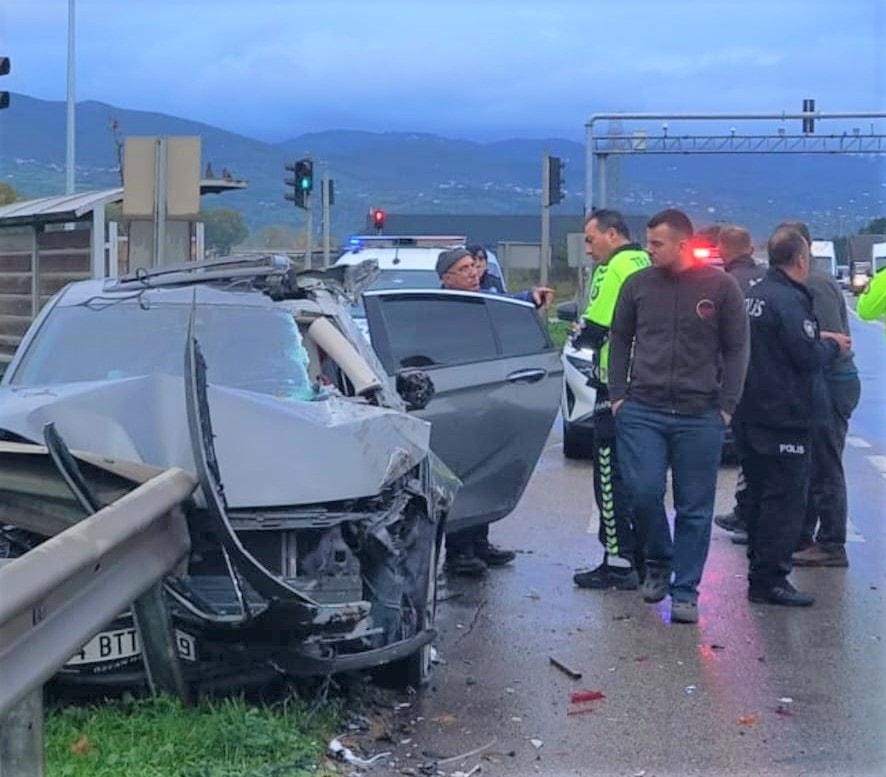 Samsun’da iki otomobil çarpıştı; 3 yaralı