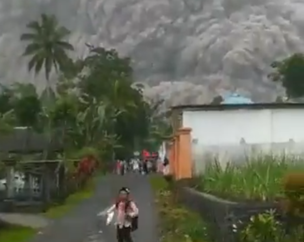 Endonezya'da patlayan volkan zehirli gaz püskürtüyor: Köyler boşaltıldı