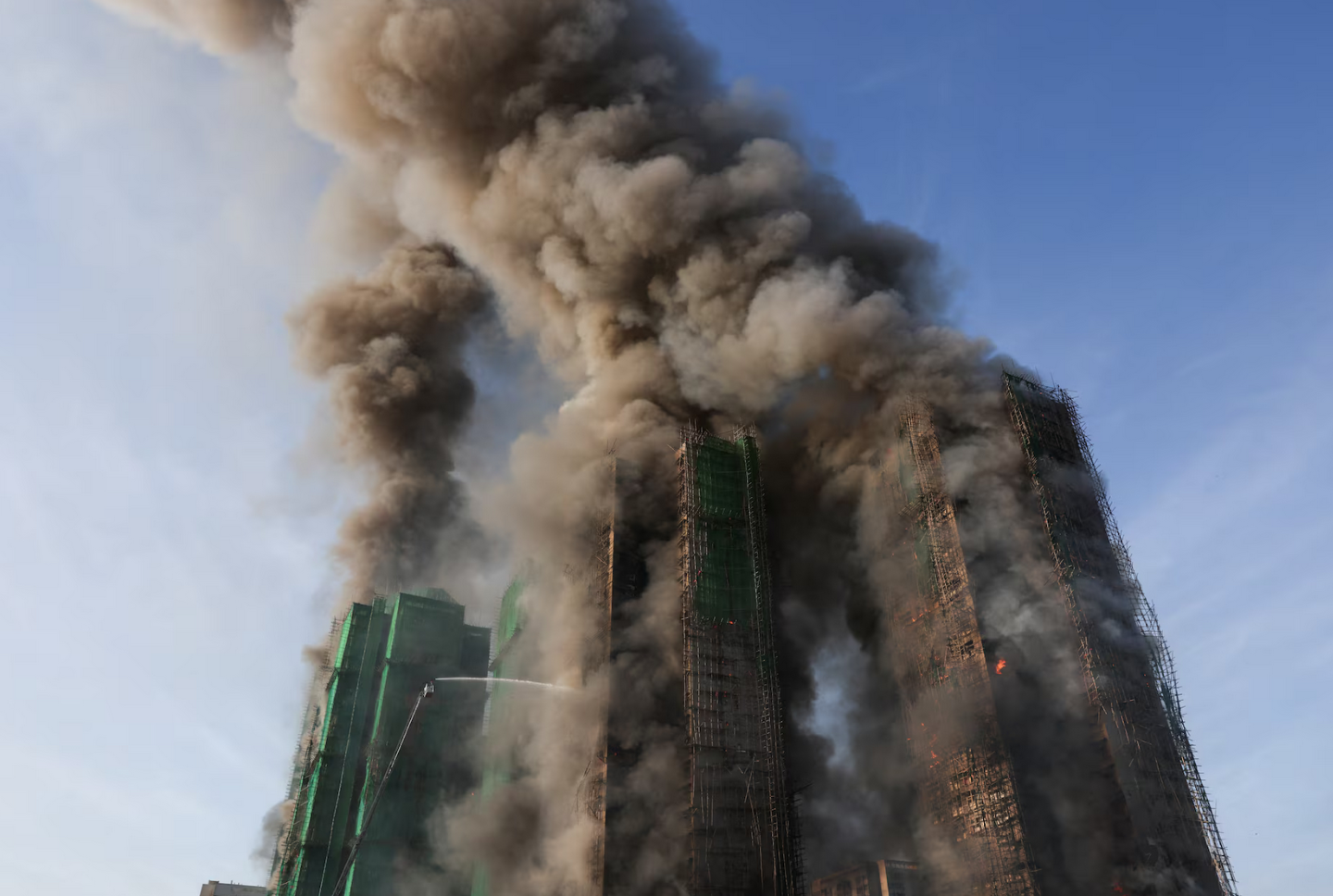 Hong Kong'da büyük yangın: İki kişi yanarak öldü