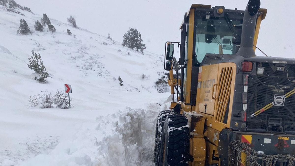 Sivas'ta kardan dolayı 46 yerleşim yerinin yolu kapalı