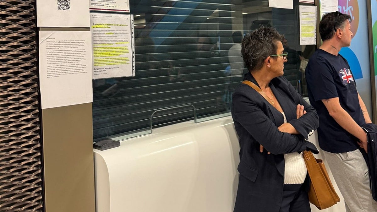 Vize başvurusu sırasında bekleyen vatandaşlar