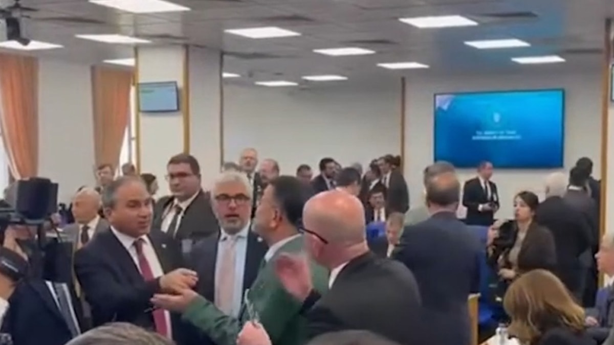 Meclis'te tartışma, tansiyon yükseldi: 'Görevinizi bırakacaksınız'