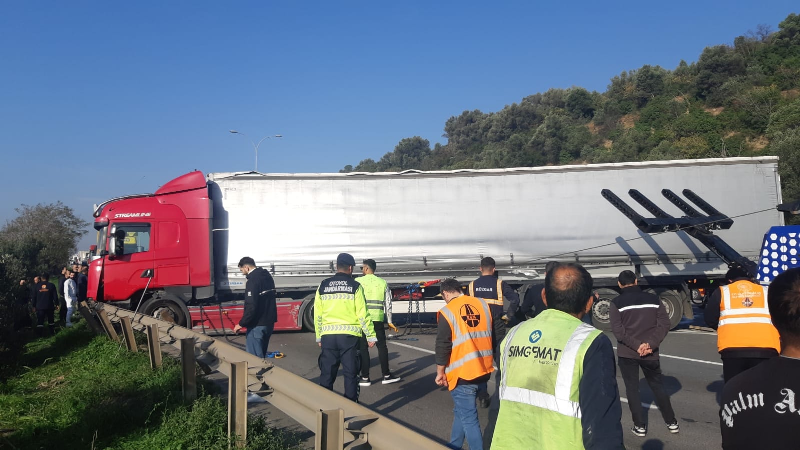TEM kilitlendi, karşı yöne geçen TIR, 3 araçla çarpıştı