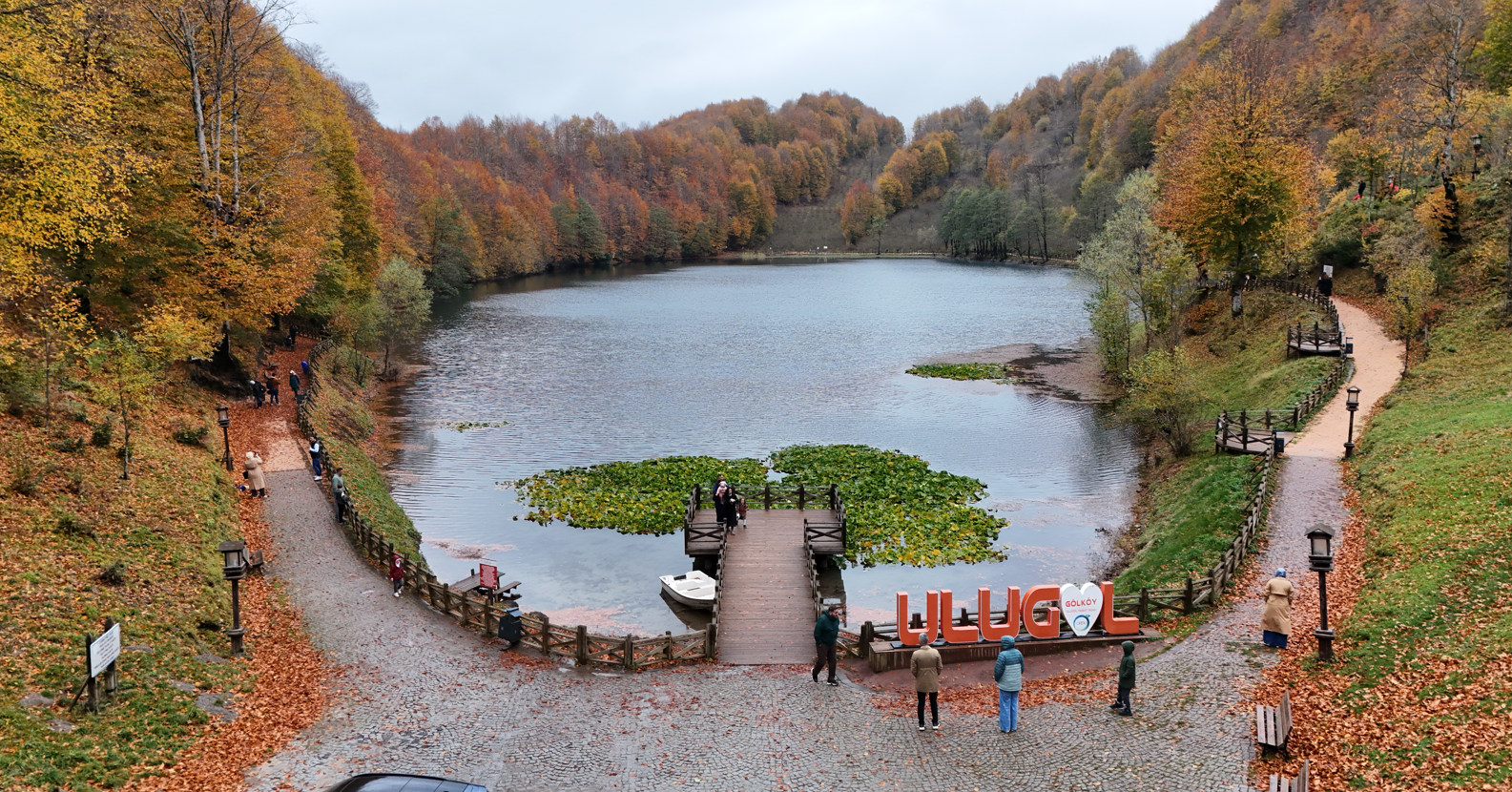 Ordu'daki Ulugöl Tabiat Parkı sonbahar renklerine büründü