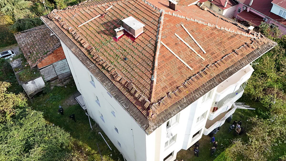 4 katlı binanın çatı katından düşen inşaat ustası öldü